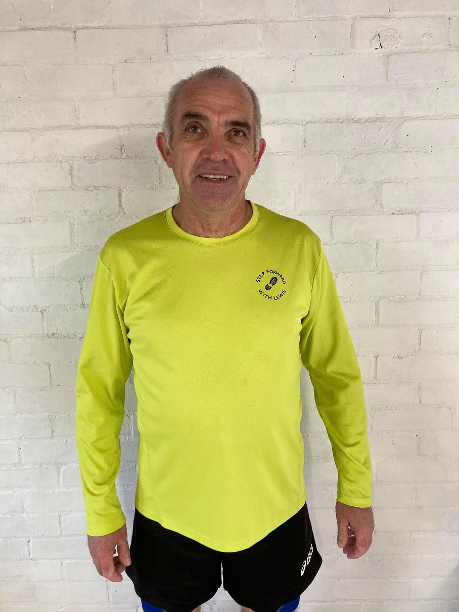 Men's Step Forward With Lewis running top front