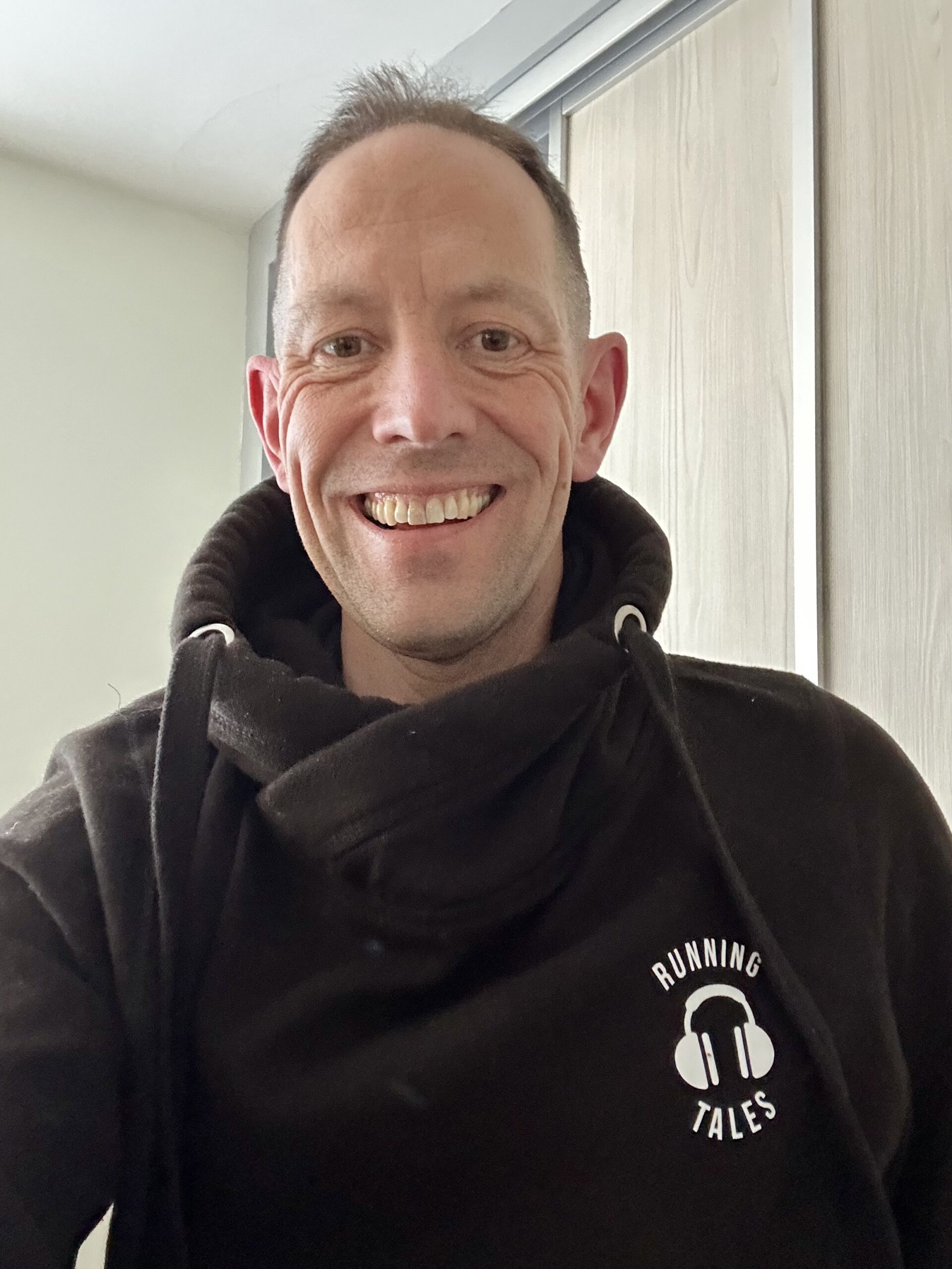 Running Tales crossover neck hoodie